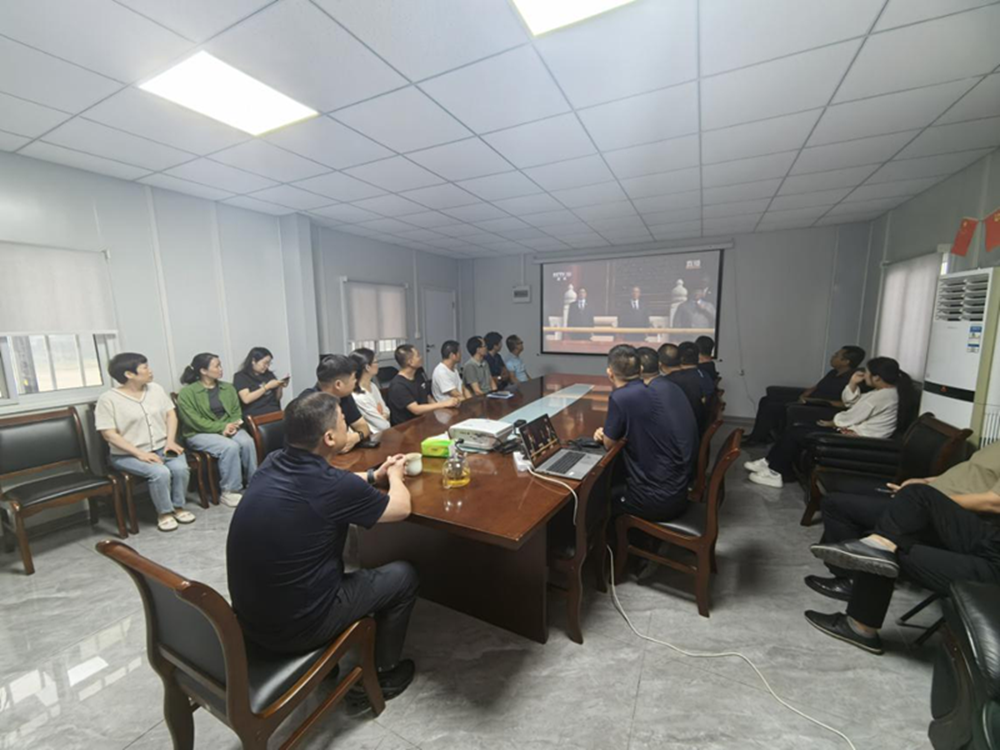 鄭州中鼎置業(yè)有限公司組織公司全體員工觀(guān)看閱兵儀式